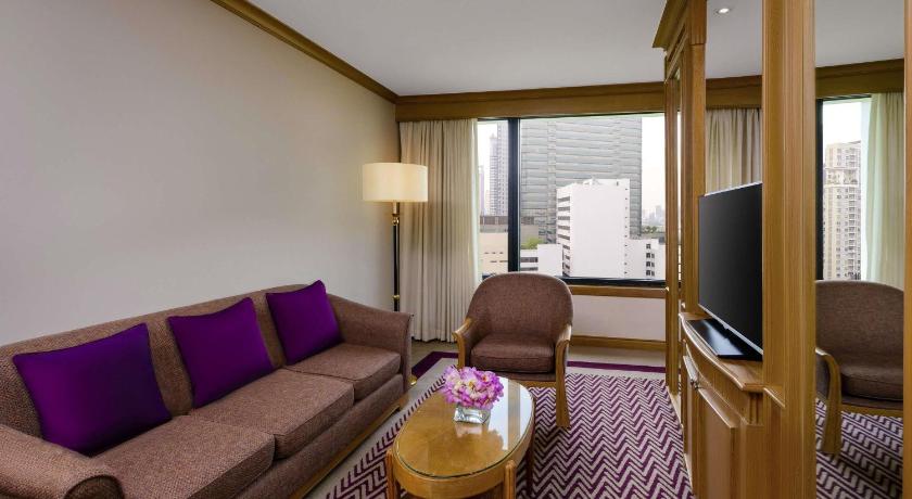 Image of Corner Suite with 1 King Bed, Executive Lounge Access - 20% off on Food & Beverages 6