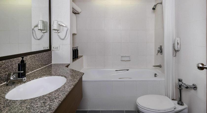 Image of Corner Suite with 1 King Bed, Executive Lounge Access - 20% off on Food & Beverages 7