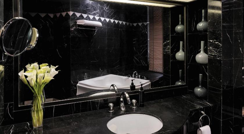 Image of Grand Executive Suite with 1 King Bed, Executive Lounge Access 11