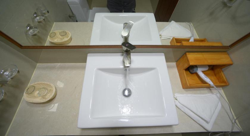 Image of Deluxe King Room 10
