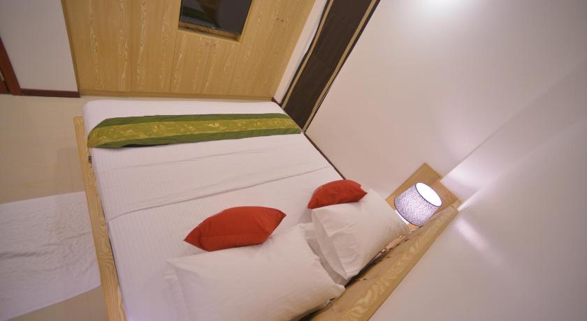 Image of Deluxe King Room 8