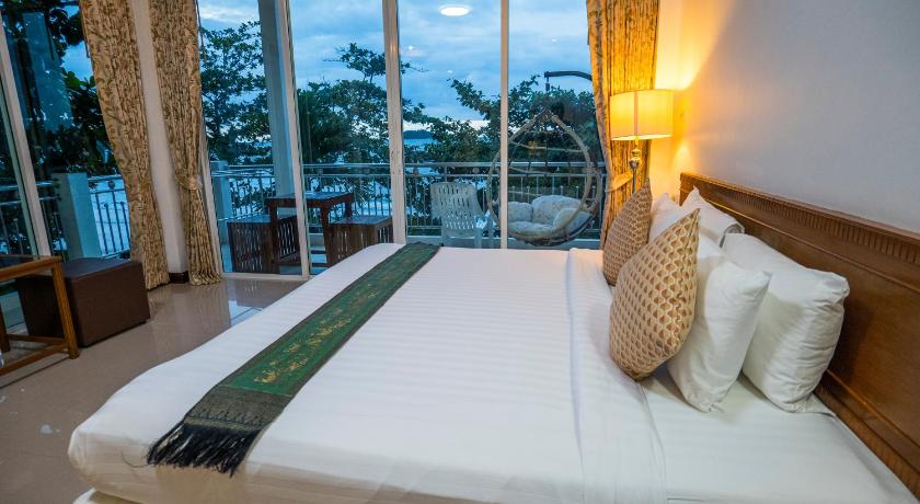 Image of Deluxe Corner Room with Sea View 10