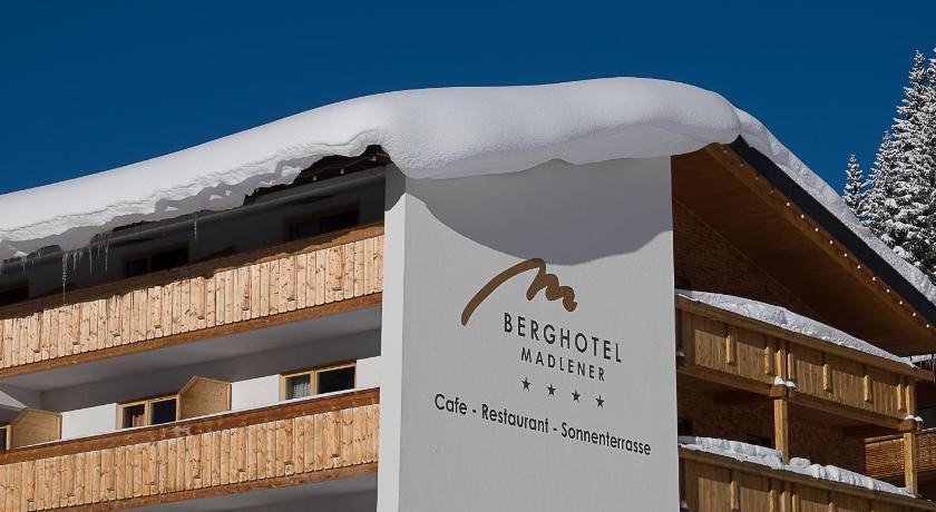ドルンビルン Alpine Lifestyle Berghotel Madlener 4つ星 ホテル プール