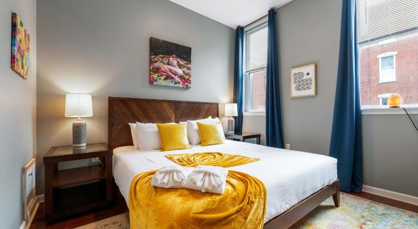 Philadelphia Large 3 bdrm apt, 2ba, unique art 4-Star Accommodation lobby