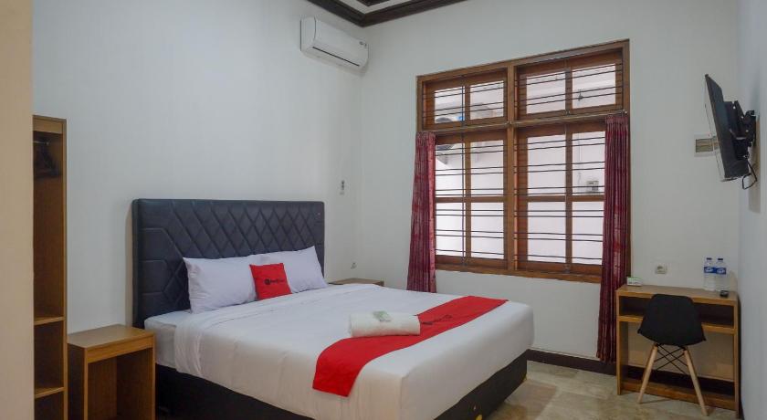 RedDoorz near Kawasan Simpang Lima Area - image 26