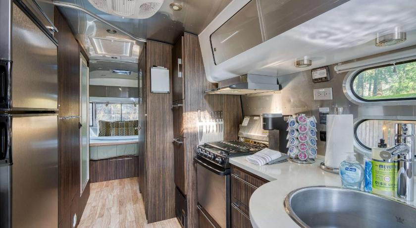 마운트 후드 빌리지 (OR) Mt Hood Log Cabin! Fresh Remodel with Airstream 2 4성급 숙소 레스토랑