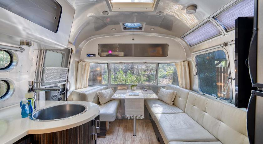 마운트 후드 빌리지 (OR) Mt Hood Log Cabin! Fresh Remodel with Airstream 2 4성급 숙소 부대시설