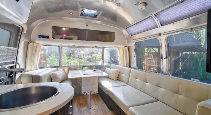 마운트 후드 빌리지 (OR) Mt Hood Log Cabin! Fresh Remodel with Airstream 2 4성급 숙소 외관