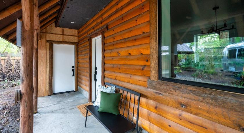 마운트 후드 빌리지 (OR) Mt Hood Log Cabin! Fresh Remodel with Airstream 2 4성급 숙소 외관
