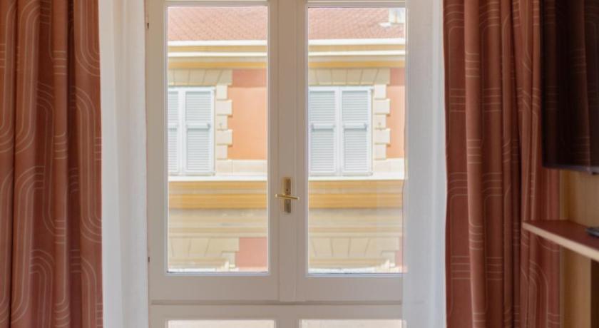 Image of Double Room with City View 3