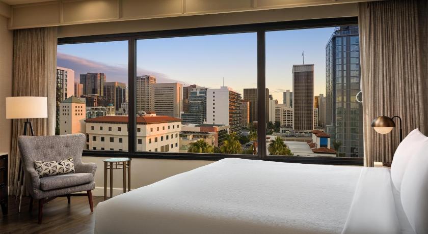 1 King Bed, Nonsmoking, Top Floor, City View fotója 1