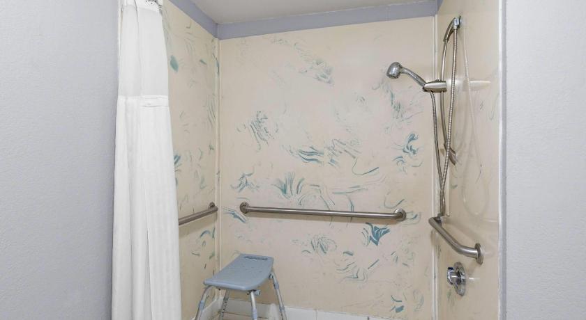 Image of 1 King Bed, Mobility Accessible Room, Walk-In Shower, Non-Smoking 7
