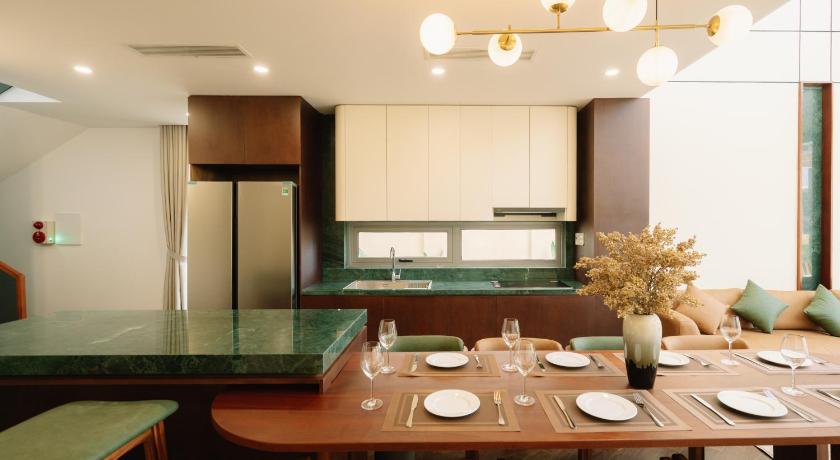 다낭 호아하이의 빌라 (m², 침실 4개, 프라이빗 욕실 6개) (TRON Villa - Regal Victoria Luxury BT9-09) 4성급 게스트하우스 레스토랑