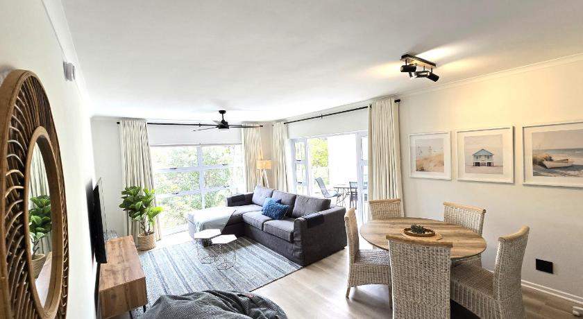 Pachena Place - 600m to Beach, King Bed, Free Fibre Wifi, 2 x Smart TVs, Patio & BBQ