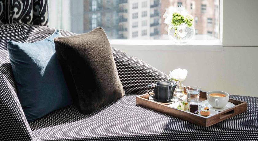 صورة Corner King Suite with Sofa Bed, Accessible Tub and Shower 9