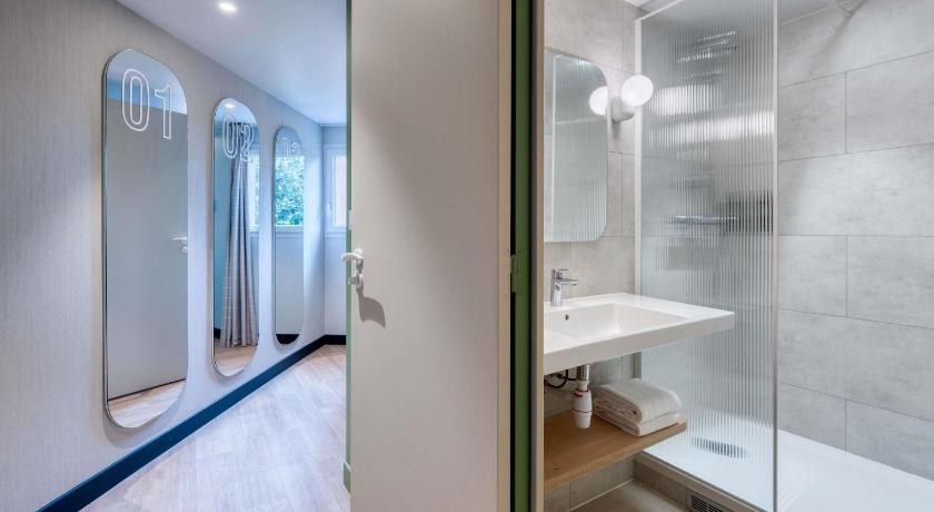 Image of Standard Double Room with Four Single Beds 2