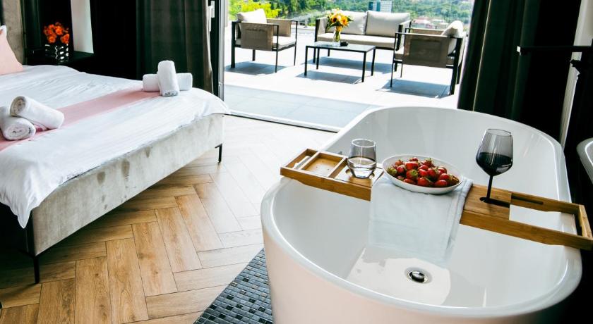 Evo Residence Panoramic - Apartament cu vedere superba si cada langa pat