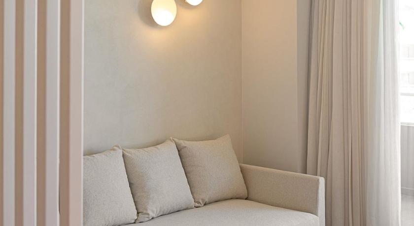 Image of Junior Suite with Pool View 14