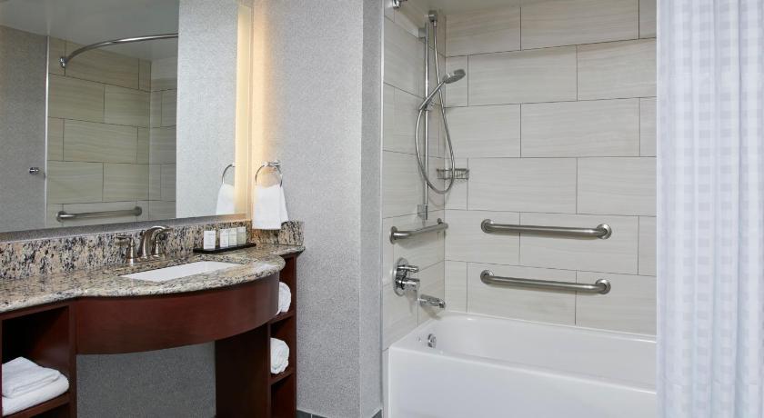 Image of 1 Bdrm Ste- 2 Double Beds Mobility Access Tub 2