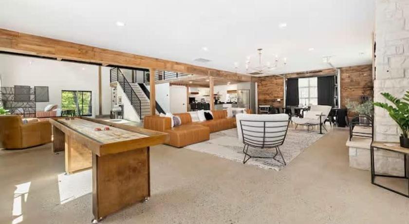 ベラビスタ Adventure Barn - On HGTV Fixer to Fab -Access MTB 5つ星 宿泊施設 レストラン