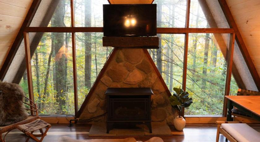Rockbridge Waterfront A Frame with Dock Canoe Kayaks Family 4-Star Accommodation view