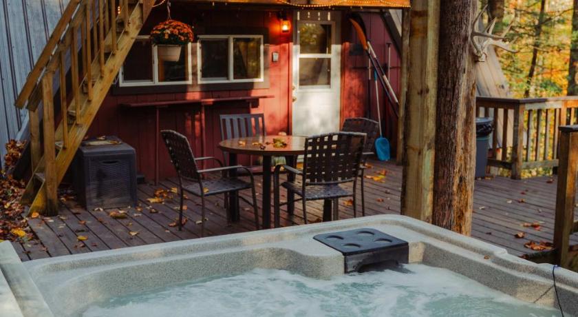 Rockbridge Waterfront A Frame with Dock Canoe Kayaks Family 4-Star Accommodation lobby
