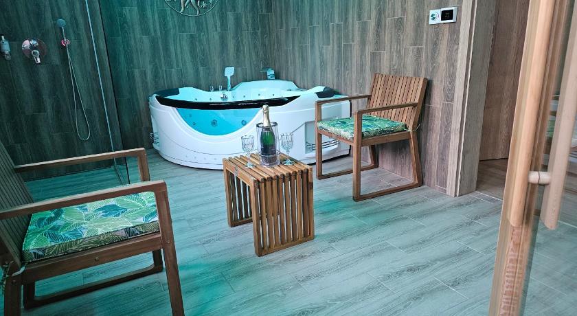 Image of Double Room with Spa Bath 3