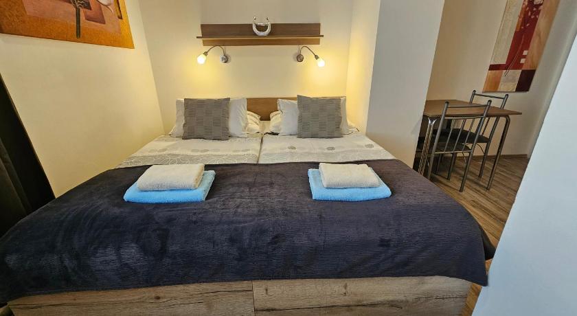Image of Studio (1-2 Adults) 3