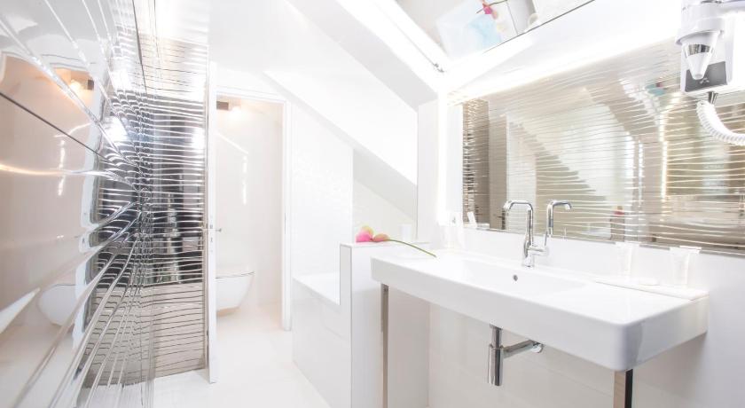Image of Deluxe Triple Room 2