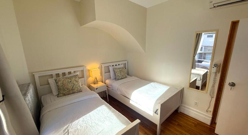 Image of Twin Room with Private Bathroom 3