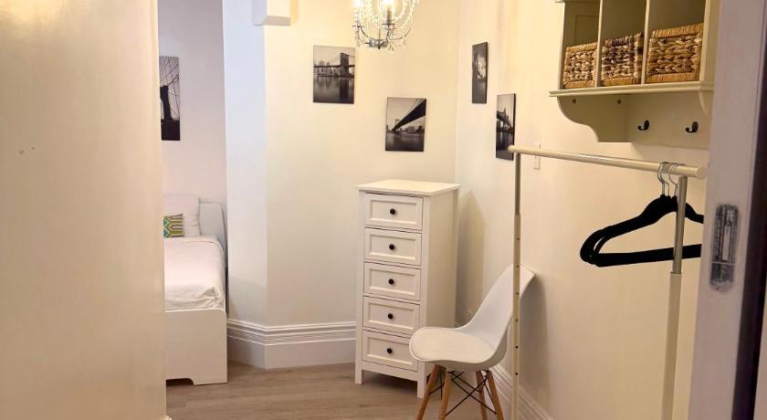 Image of Family Room with Private Bathroom 9
