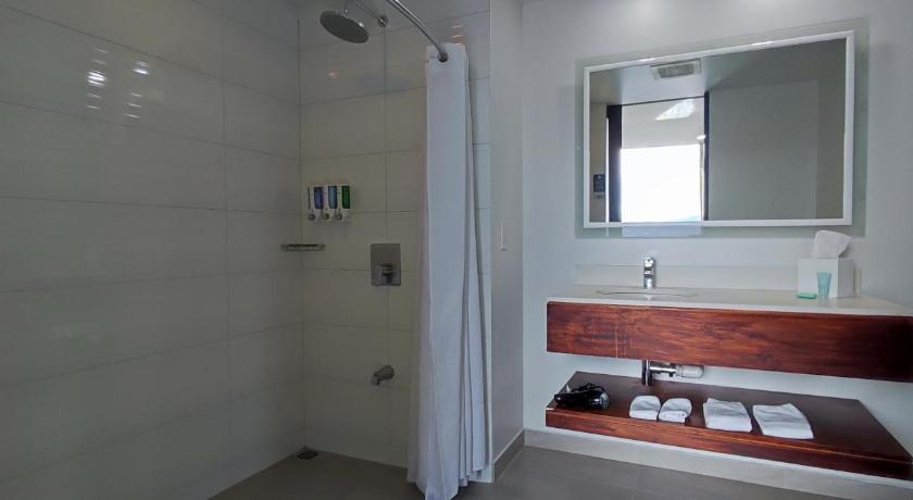 Image of Deluxe Guest room, 1 King 5