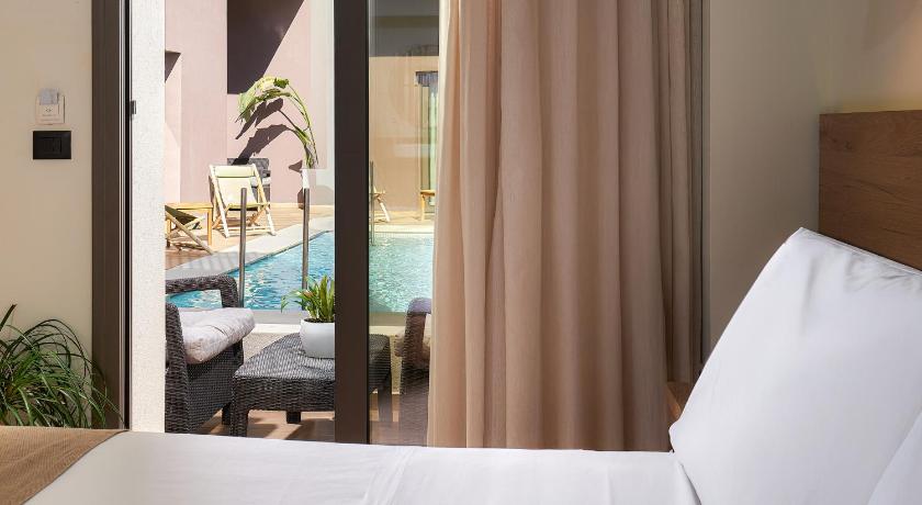 Image of Triple Room Sharing Pool 1
