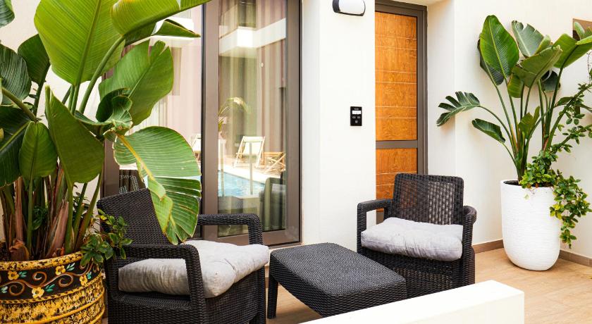 Image of Triple Room Sharing Pool 5