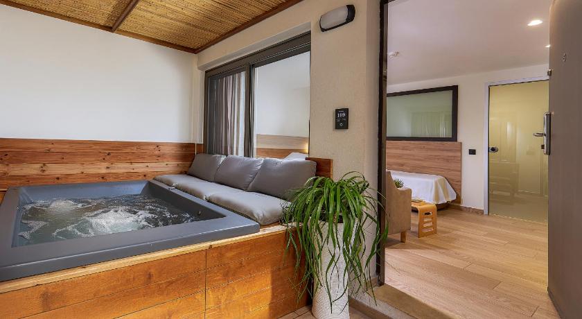 Image of Two-Bedroom Apartment with Jacuzzi 3