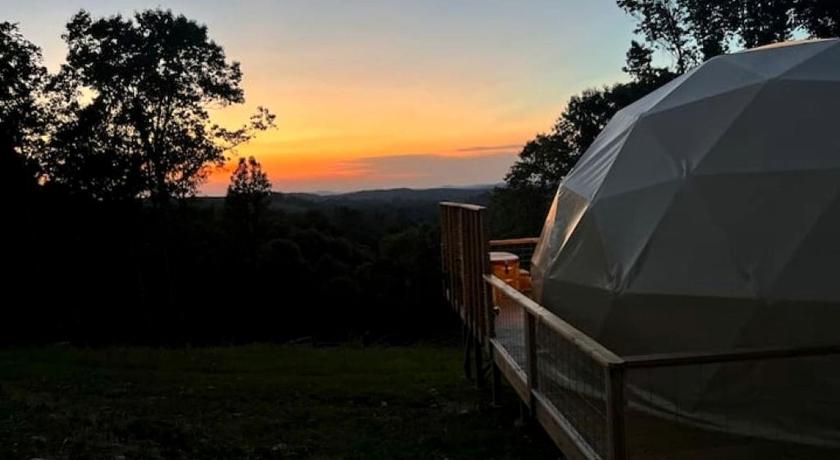 尤里卡斯普林斯 Vintage Themed Geodome with a Cedar Hot Tub and Mountain Views, Perfect for a Romantic Getaway in Eu 3星级 住宿 餐厅