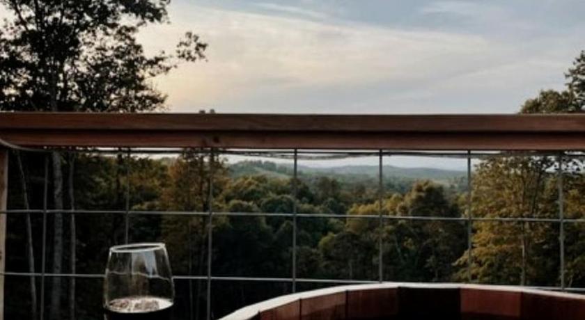 尤里卡斯普林斯 Vintage Themed Geodome with a Cedar Hot Tub and Mountain Views, Perfect for a Romantic Getaway in Eu 3星级 住宿 餐厅