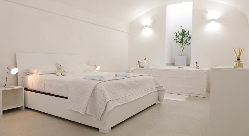 Suite tra Travi Antiche & Idromassaggio - Lusso Moderno nel Cuore di Terracina - 10' dal Mare - Wifi