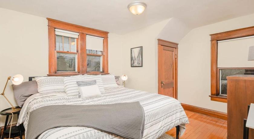 Oshkosh (WI) Character Family Home - 3 bedroom 2 bath 4-Star Accommodation pool