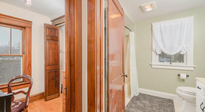 Oshkosh (WI) Character Family Home - 3 bedroom 2 bath 4-Star Accommodation lobby