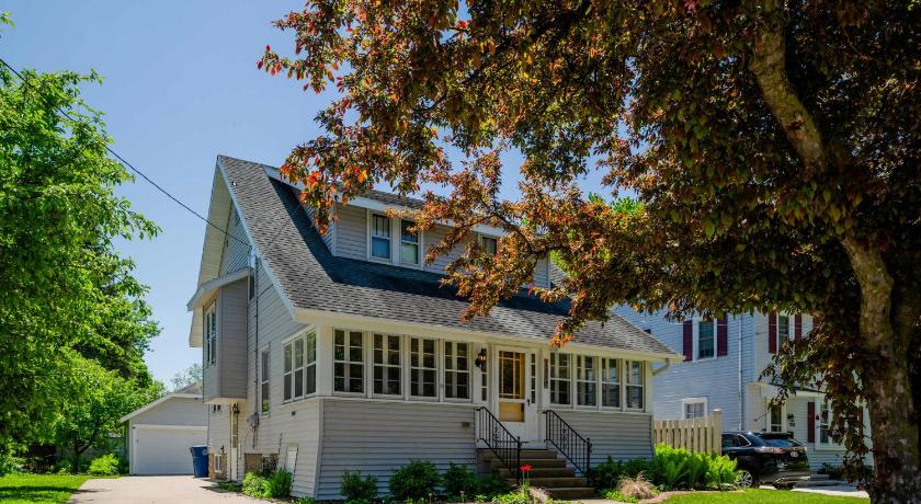 Oshkosh (WI) Character Family Home - 3 bedroom 2 bath 4-Star Accommodation pool