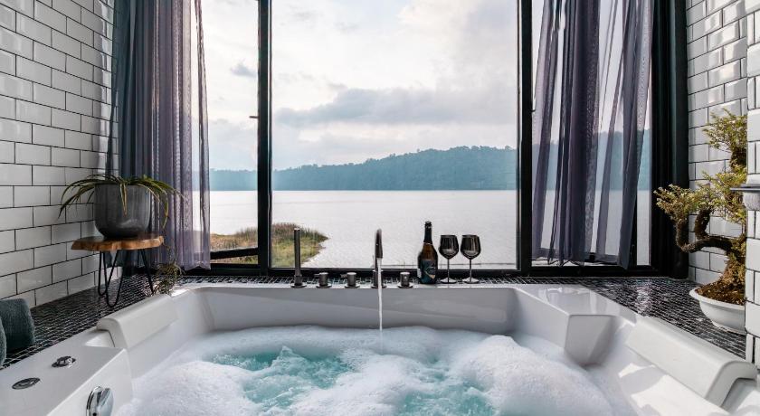 Tampilan Lake-Front Luxury Villa