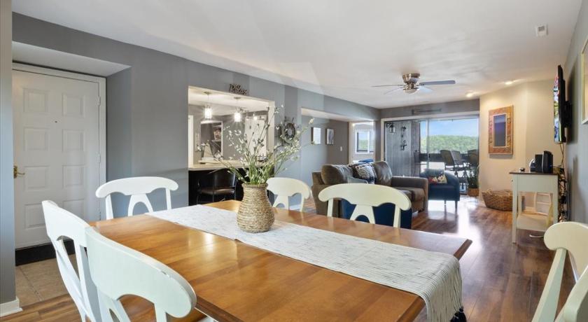 오세이지 비치 (MO) Spacious Pet-Friendly Lakeview Condo w/ Boat Slip & Pools 5성급 숙소 객실