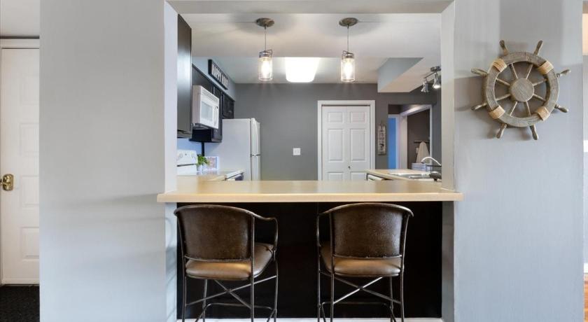 오세이지 비치 (MO) Spacious Pet-Friendly Lakeview Condo w/ Boat Slip & Pools 5성급 숙소 수영장