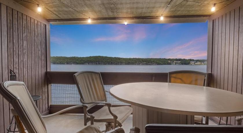 오세이지 비치 (MO) Spacious Pet-Friendly Lakeview Condo w/ Boat Slip & Pools 5성급 숙소 레스토랑