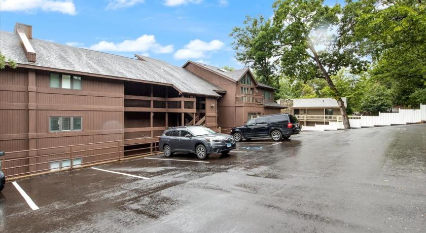 오세이지 비치 (MO) Spacious Pet-Friendly Lakeview Condo w/ Boat Slip & Pools 5성급 숙소 객실