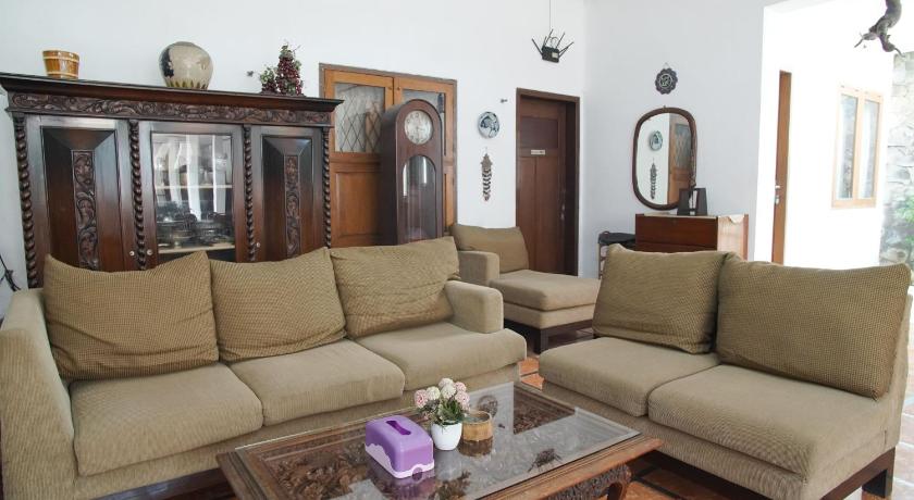 Loesje Guest House Syariah - image 2
