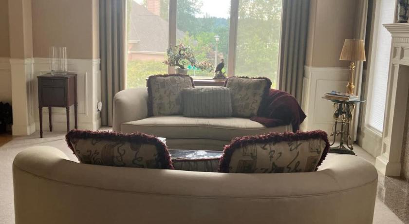 사마미시 1 BR in a Lakeview House Near Redmond DT 4성급 숙소 로비