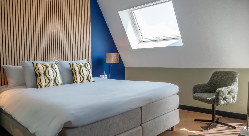 Image of Deluxe King Room 1