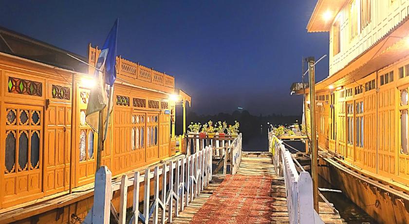 Lily Of  The World Houseboat - image 6